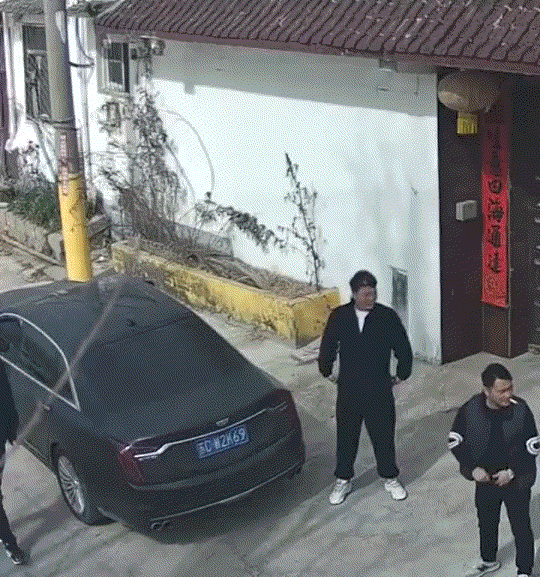 暖心了。江苏，一女子的丈夫去世了，本以为人走茶凉，不料丈夫生前的三个铁哥们好兄弟