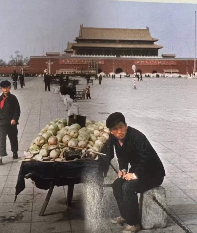 老照片，他卖的是什么？
