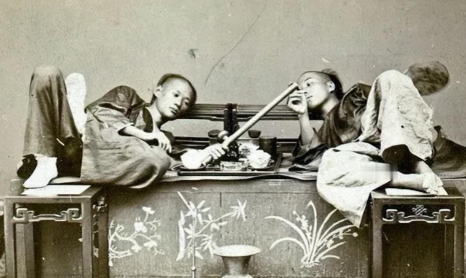 1953年，李鸿章的孙子李子嘉，身着破烂衣服，踉跄着走到一个湖边，纵身一跃跳了进