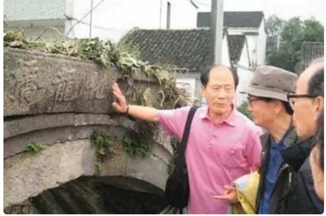 谁能想到，浙江湖州一个看似普通的江南村落，竟让一群从韩国远道而来的白发老人当场跪