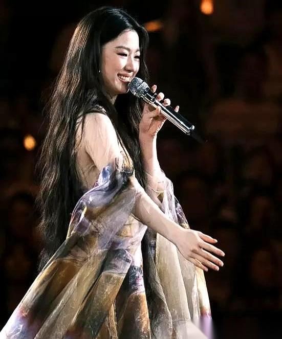 单依纯这事儿，最拧巴的地方在哪？出道五年，好不容易又火了一首《李白》，结果现在