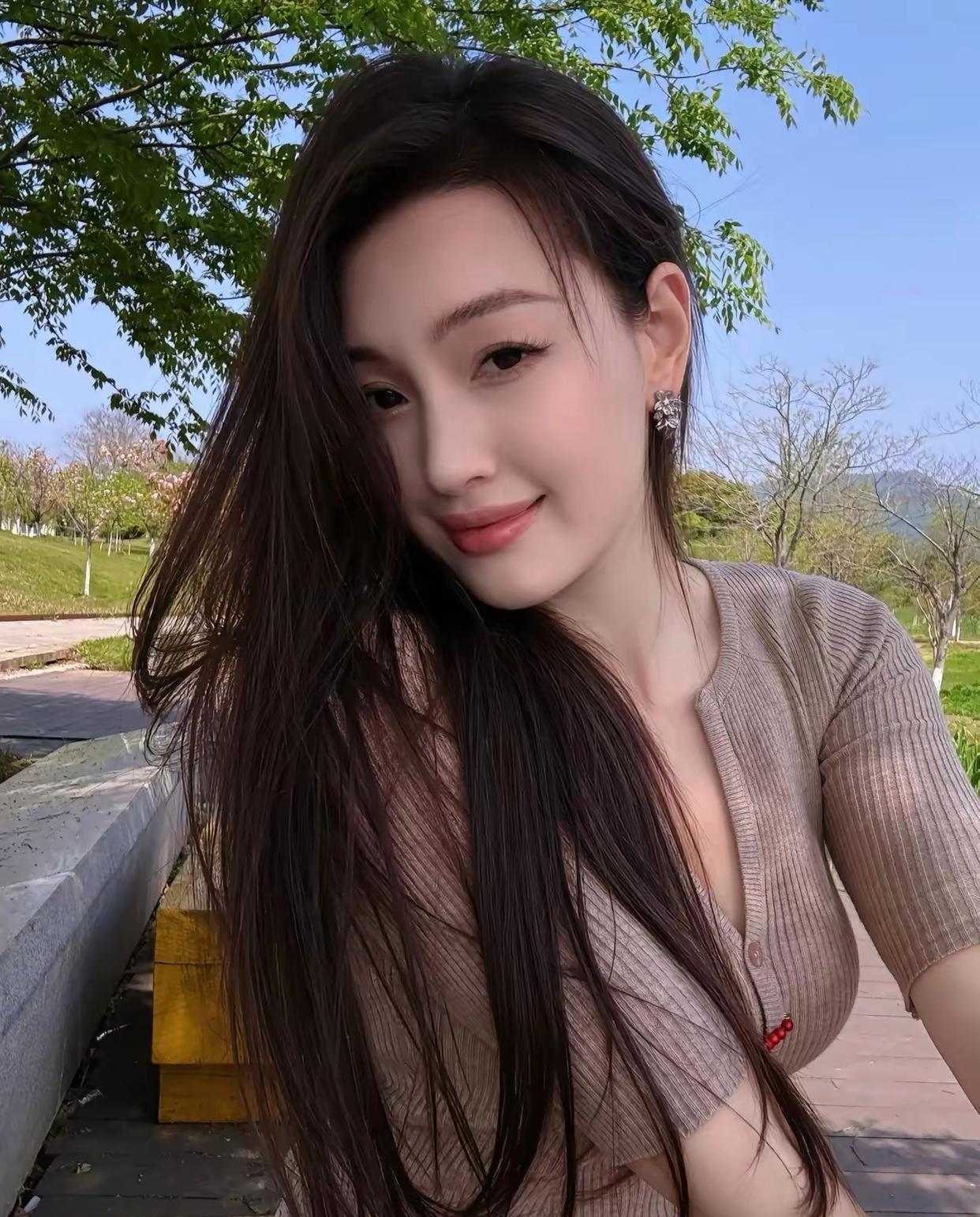 不用刻意，我站在阳光里，就成了你的心动信号。