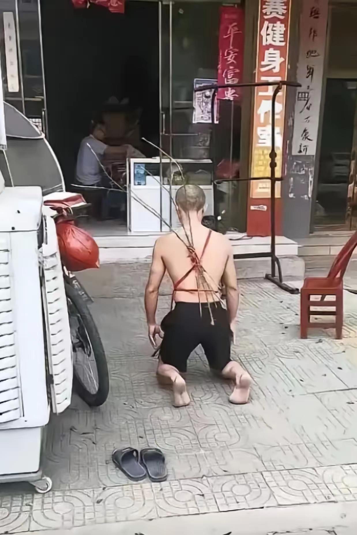 偷光父母30万养老钱，男子跪在杂货铺门口一个月，老两口连眼皮都没抬一下：那30万