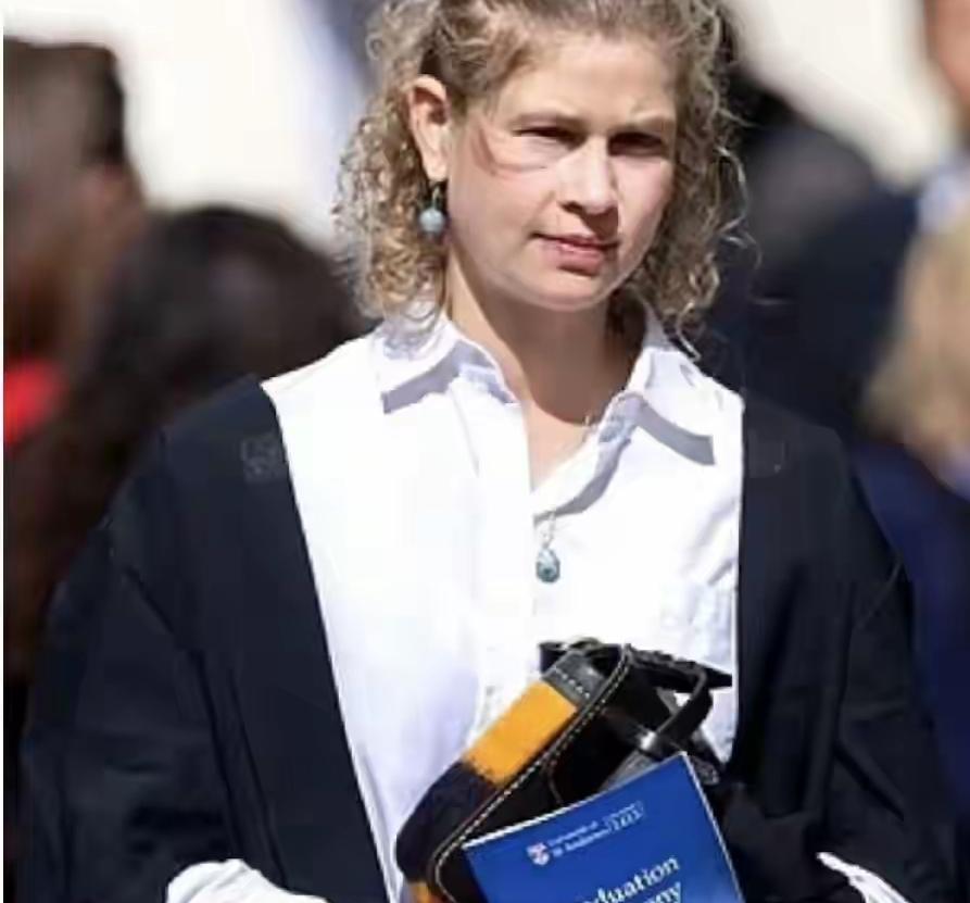 英女王努力改变的基因，又被她带回来了！露易丝郡主，是英女王最小的孙女，也是爱德