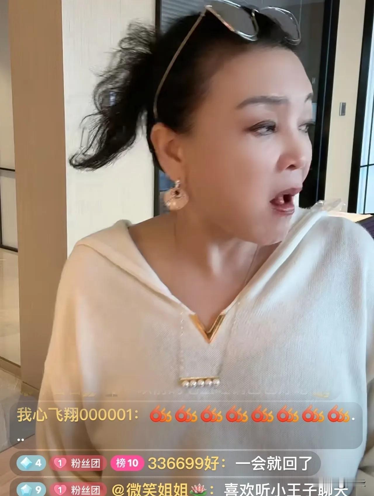 张兰还透露，今天会带孩子去青城山坐索道。昨天，玥儿箖箖去看大熊猫可开心了，孩子开