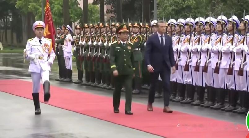 美防长赫格塞斯踩着红毯访越南，又是检阅仪仗队，又是跟越南防长、国家领导人密集会面