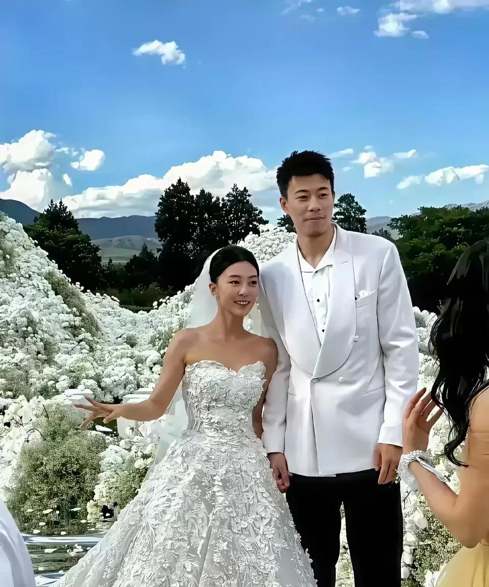 张镇麟为了避免黑子们在网上黑他，婚礼办的低调而神秘，辽宁队老中青三代大佬去现场祝