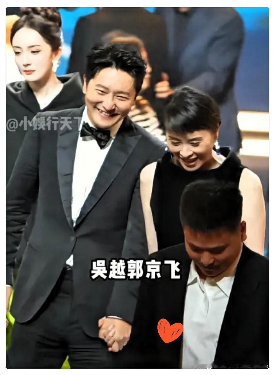 现在全网最懵的人估计就是吴越自己了谁都没料到，晚宴上郭京飞顺手牵手护送的