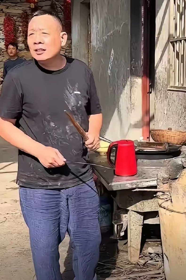 马云说不喜欢钱，我不信！于东来说不喜欢钱，我是真信！这位于老板的"抠门"哲学