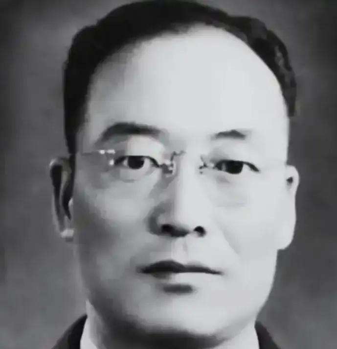 1960年，开国上将李克农来到老战友韩练成家做客。当目光不经意间掠过韩练成妻子汪