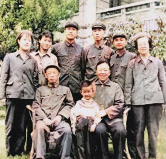 1979年陈瑛真诚向王必成倾诉内心忧虑，王必成笑称她终于有了自家媳妇的模样！1