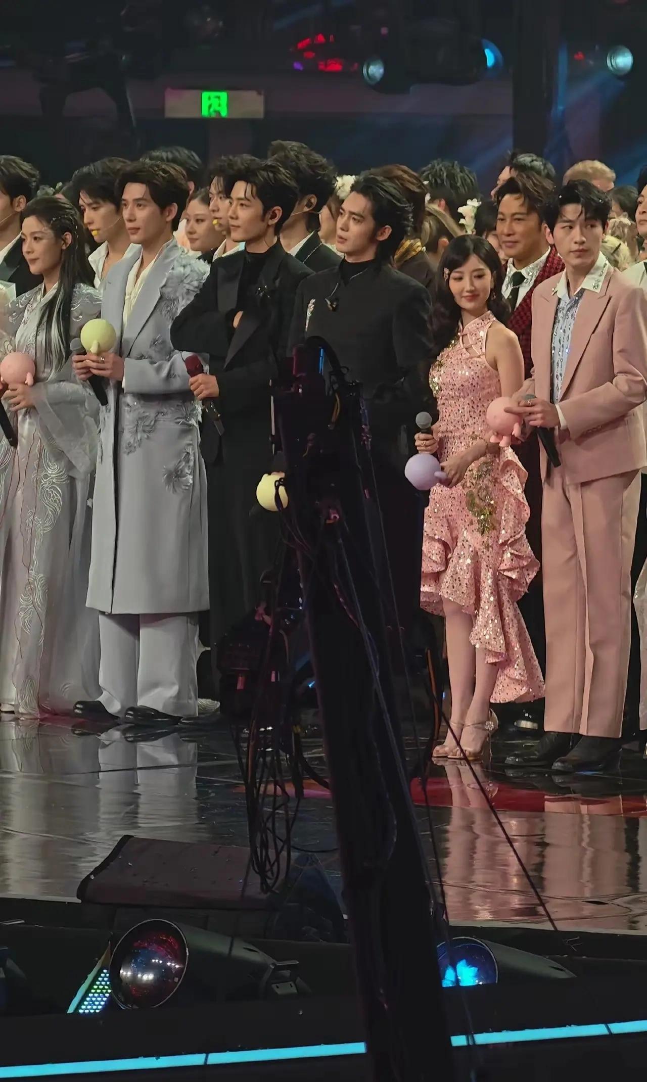 毛晓彤在一堆男明星中看起来好娇小。她到底有多高呢？