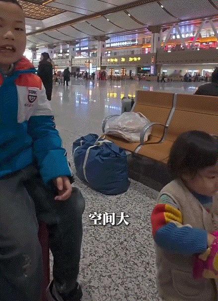 回乡心切！陕西西安，一女子在火车站内候车时，看到一个妈妈带着两娃，并提着大包小包