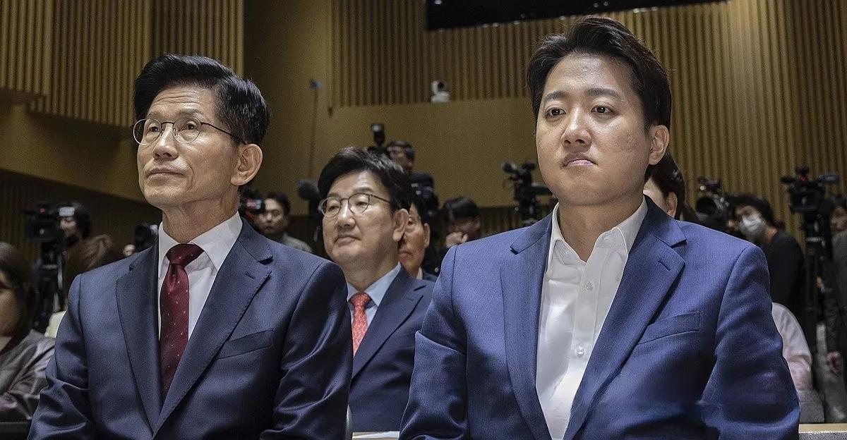 再度炒作单一化的国民力量似乎火候过了？22日李俊锡对记者说：“拒绝与任何国