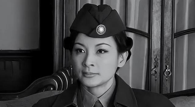 1940年,地下党康乃尔正在茶楼玩牌,一军统美女突然拍了了拍他的肩膀,使