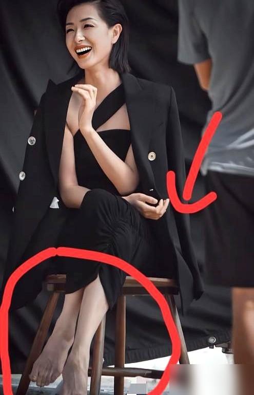 刷到万茜那张照片，目光落到她脚上，我整个人都定住了。​真的，第一反应是震惊。