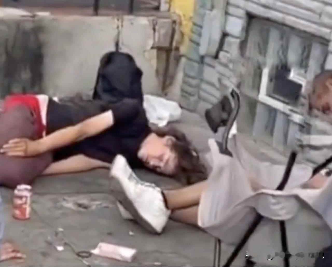 美国洛杉矶某公园吸毒者状态像极了好莱坞丧尸大片里的场景，看得人毛骨悚然！最让人不