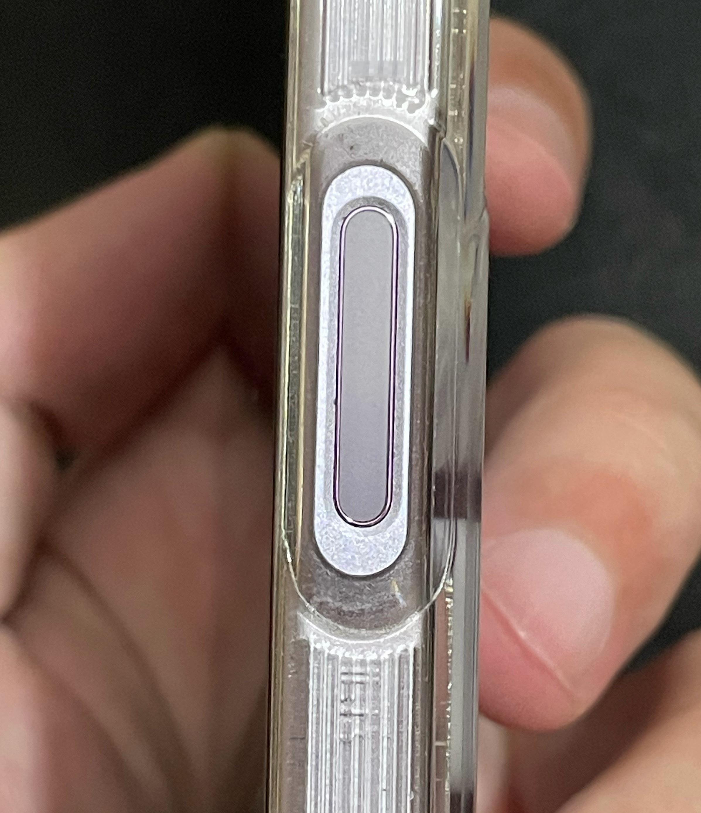 我这iPhone17不是相机按钮那里掉漆嘛，看着实在是膈应，我之前就去找客服了，