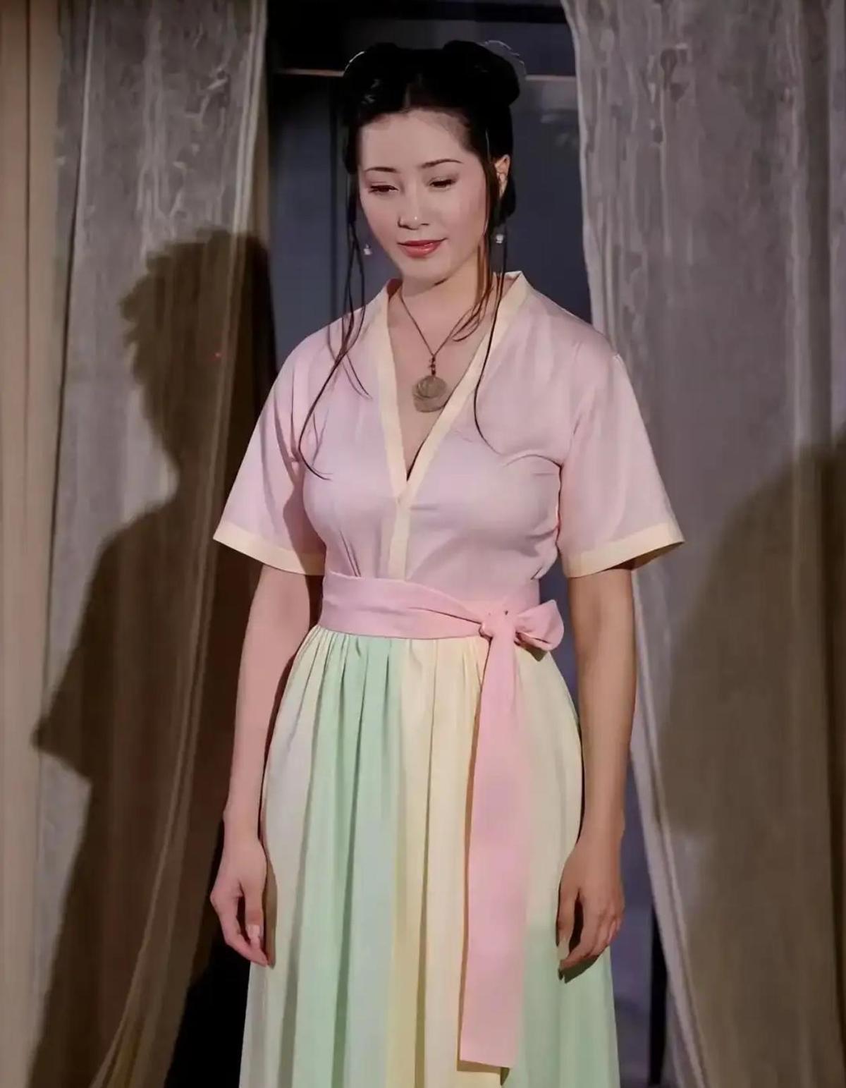 看到潘金莲暴打西门庆时飞出去的人字拖，我突然懂了什么叫文化解构。二十多个演员演