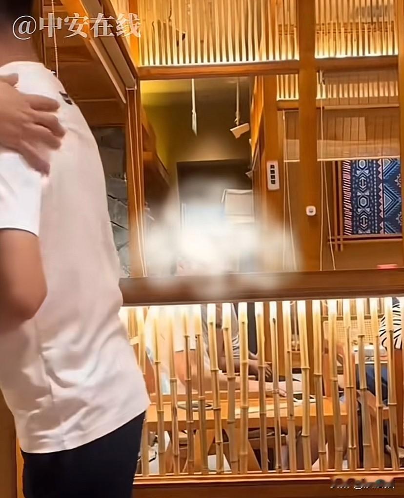 贵州贵阳，女子与朋友用餐时，旁边男客人前来敬酒，女子予以拒绝。男子的同伴见此情形