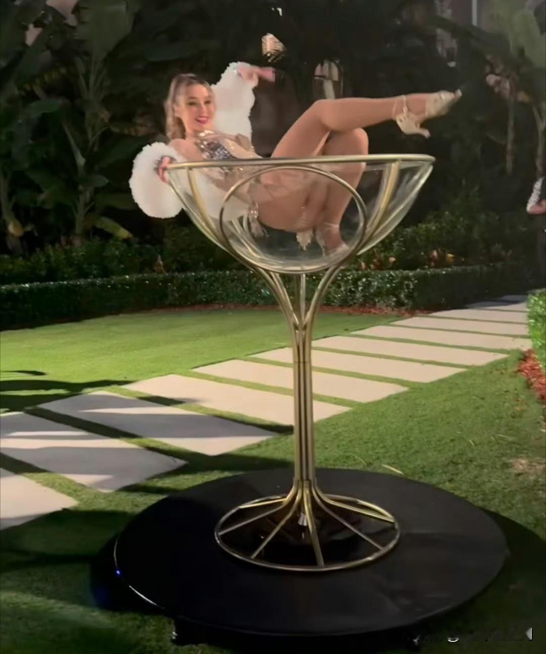 一位女艺人在海湖庄园杯中跳舞💃​