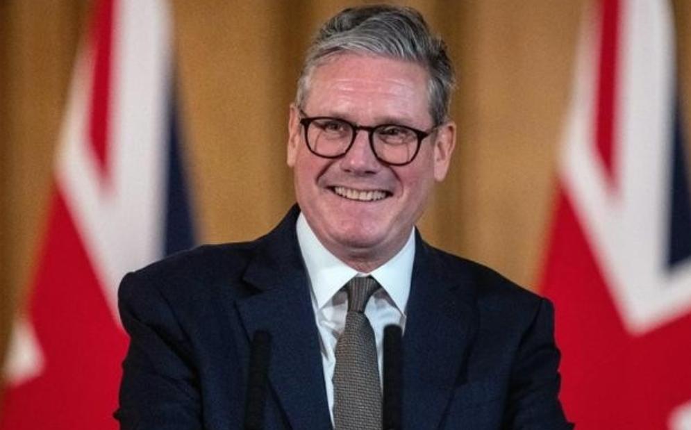 万万没想到，法国总统马克龙参加访华行动，英国首相斯塔默居然坐不住了！在12月1日