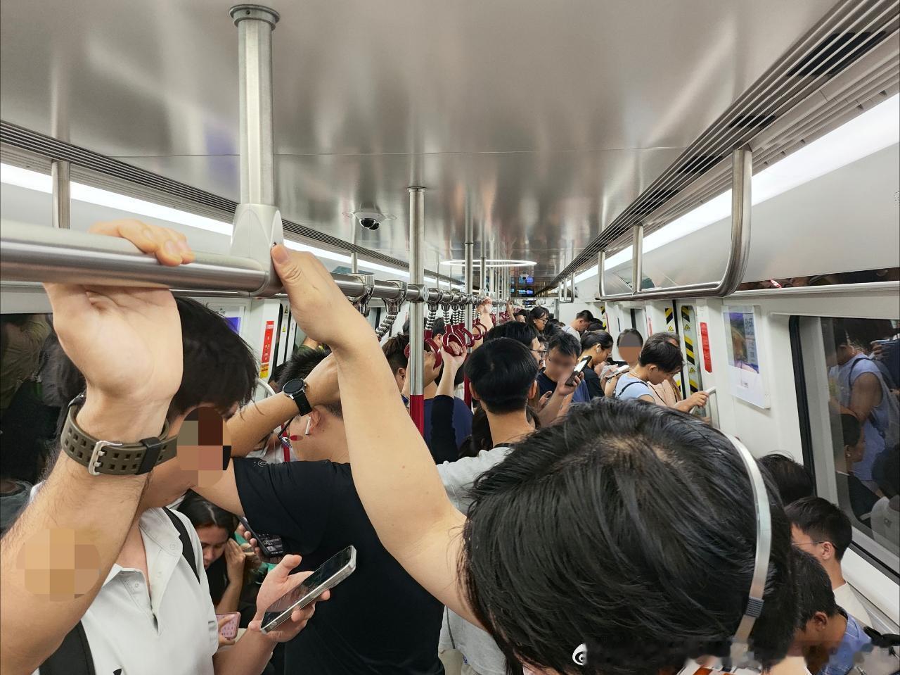 广州地铁网友：2026年8月6日（周四，广州多云间晴，26-35℃）广州地铁晚高