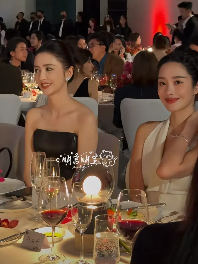 丫丫这脸太权威了吧！佟丽娅和杨采钰一起出席活动，佟丽娅盘起了头发，露出光洁饱满