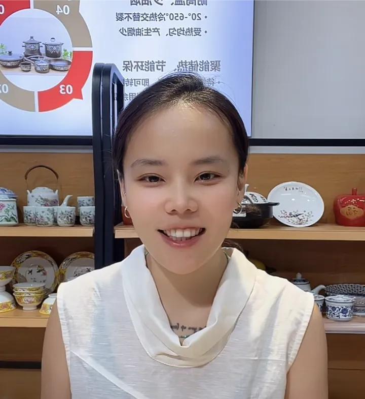 熊磊今天下午直播，直播间居然有2千多人，最近话题多，流量大！评论区很热闹，说什