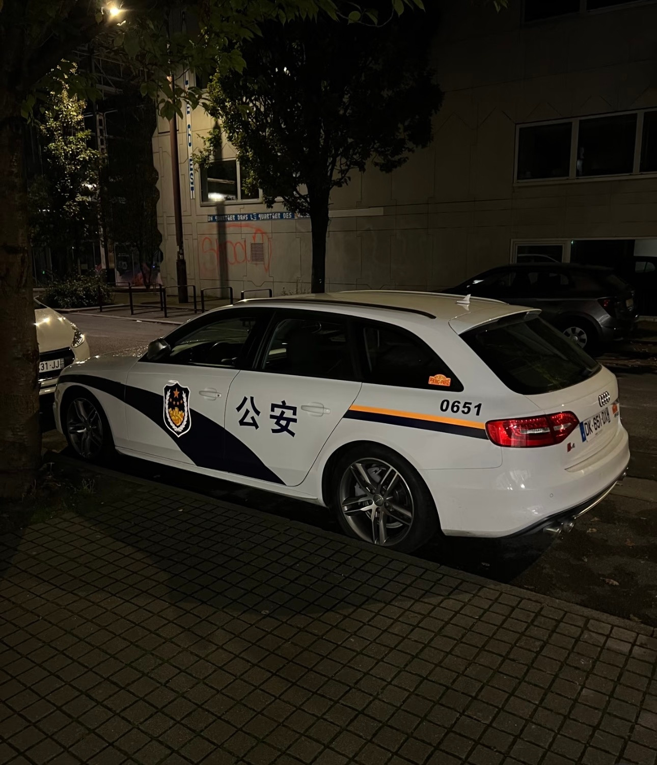 在国外如何能让同胞一眼就认出车主是国人？[笑着哭]如图⬇️​​​