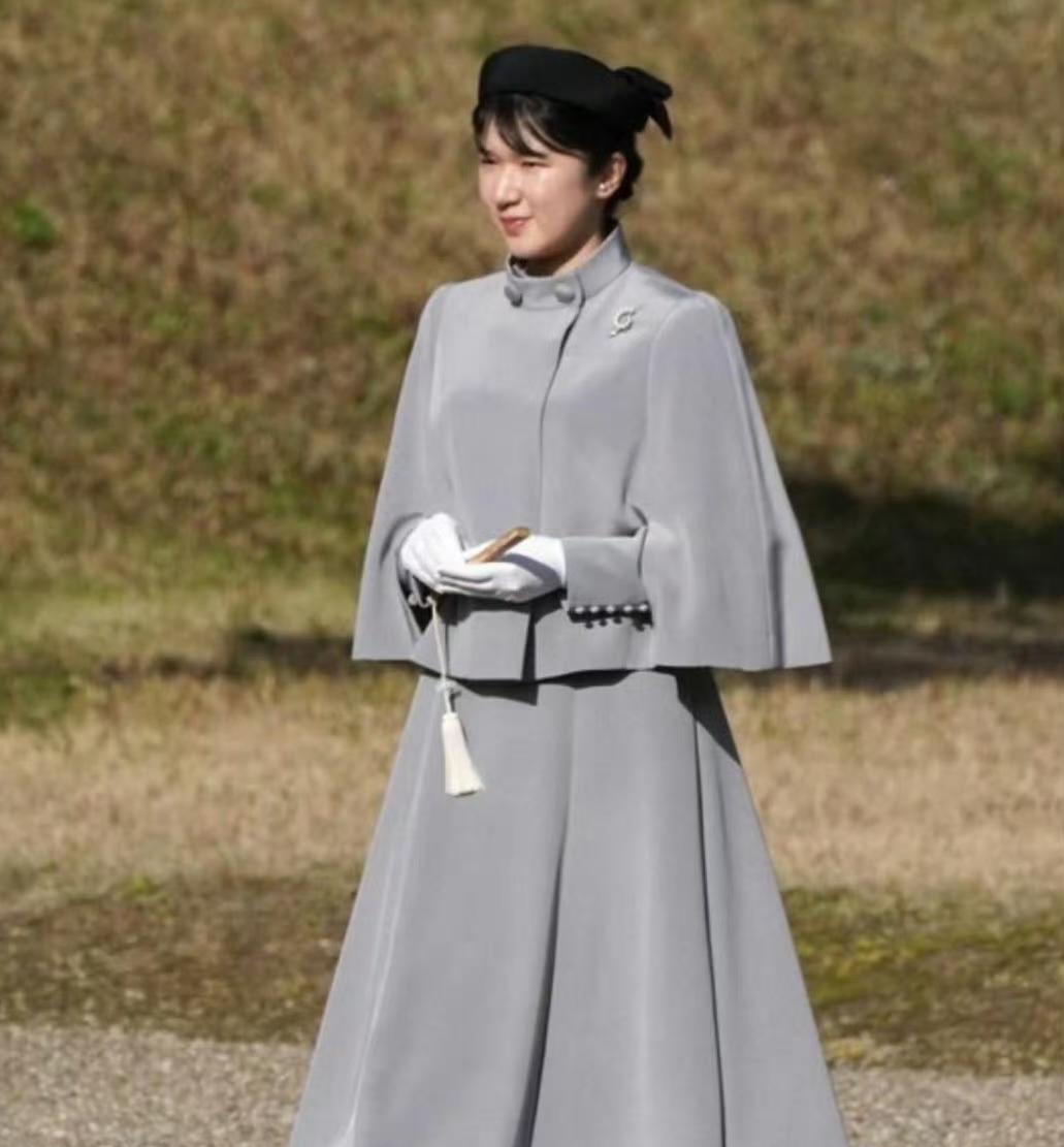 日本皇室到底是怎么想的？就不能给爱子公主买几件好看的衣服吗？总是给她穿这种老气