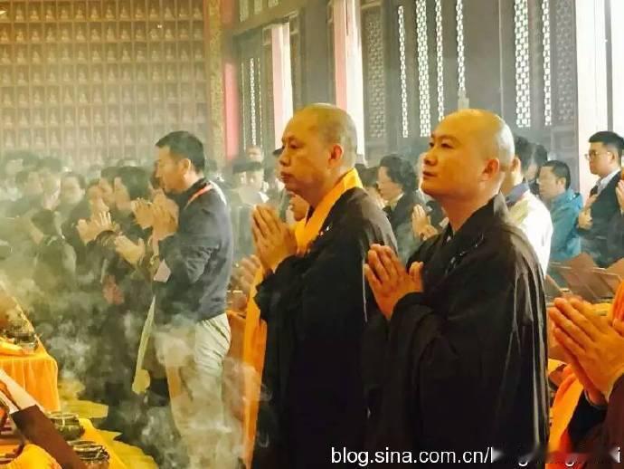 【佛教双手合十的含义】合掌，又作合十，意指合十法界于一心。合掌是为了向三宝表示恭