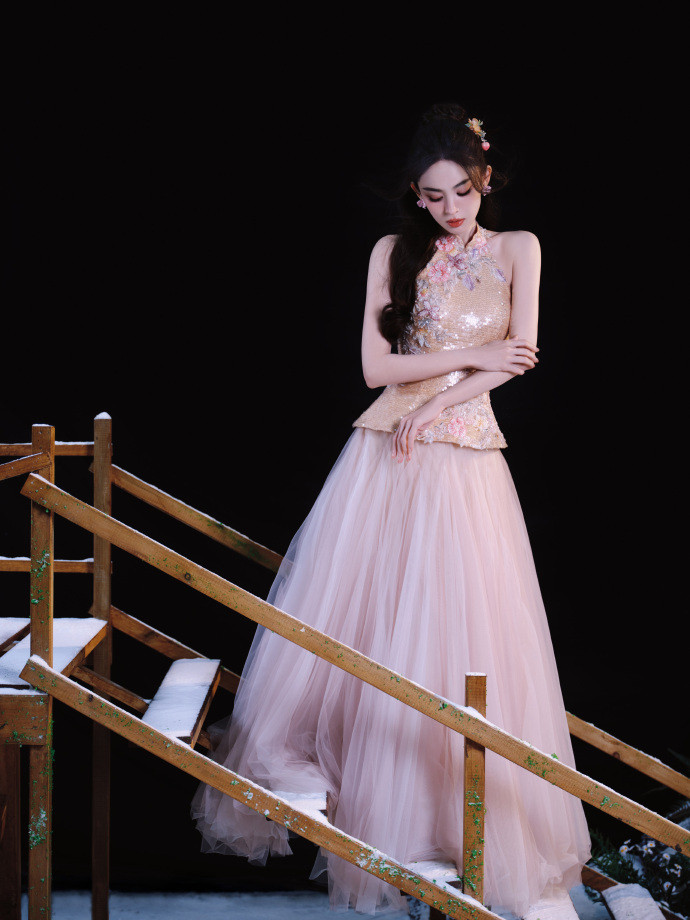 两个版本的娜扎娜扎造型可塑性超强，不同版本的她各有惊艳魅力，反差感拉满又都美得直