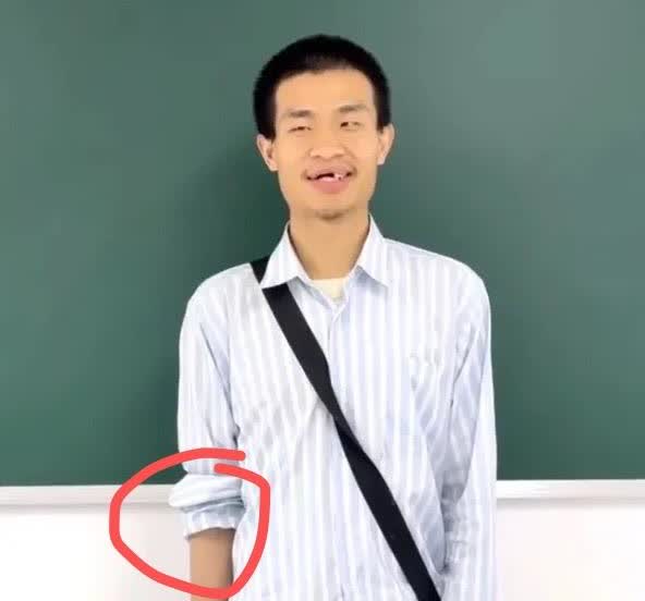 总感觉韦东奕不太对劲他才34岁牙就已经掉了好几颗，而且看他视频拍得不太自