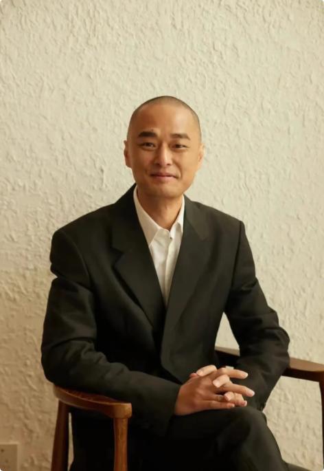 冯唐说：“人这辈子，宁愿薄情寡义，也别拧巴。你的命是你自己的，自己觉得幸福就成，