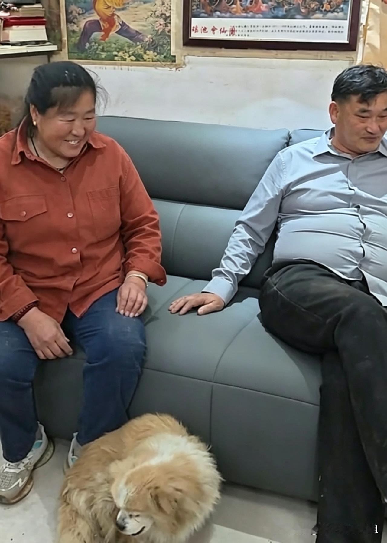 淄博老板送的沙发刚到家，大衣哥夫妻俩的反应太真实了。大衣哥朱之文家收到了淄博老