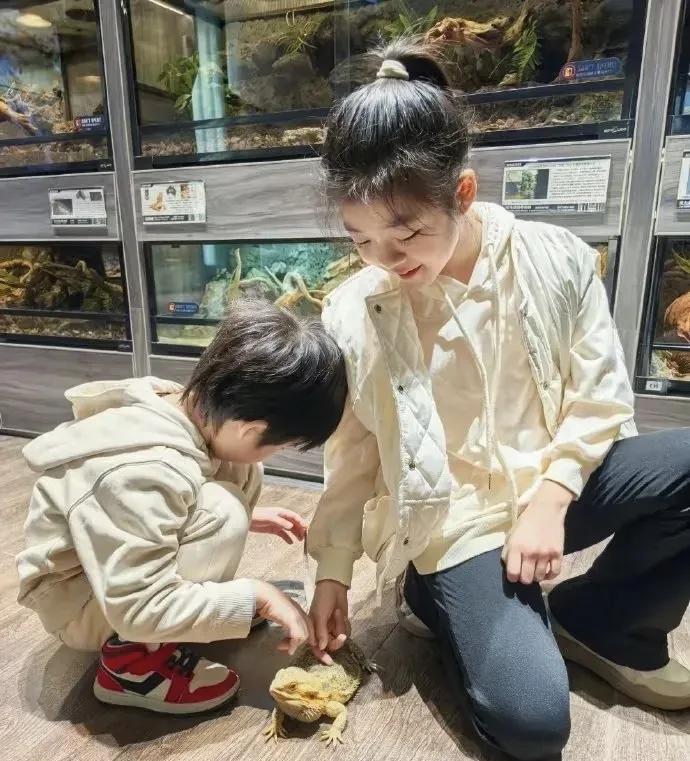 有点理解为什么章子怡的女儿醒醒显得没有个性的原因了，因为她很多举动都是很乖的表现
