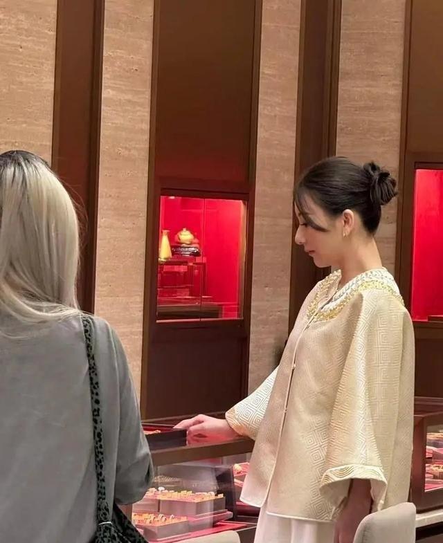 38岁方媛生三胎都是女儿，56岁妈妈比郭富城小4岁，住3亿豪宅帮她带娃，网友问：产后两月就复工，她图