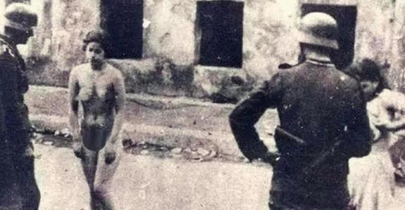 1943年，两名准备回家的波兰女孩被德军士兵拦住，理由是要检查她们俩是不