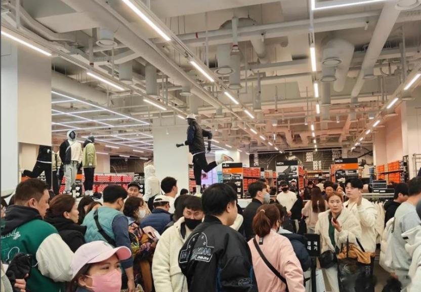 这几天大降温，一觉醒来，不少地方甚至开始下雪了。羽绒服的热度又起来了，但我看到一