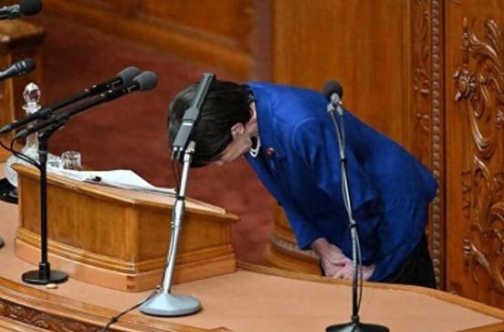 等了这么长时间，如今终于等来了高市早苗的道歉！如今的日本政府终于是顶不住民众的骂