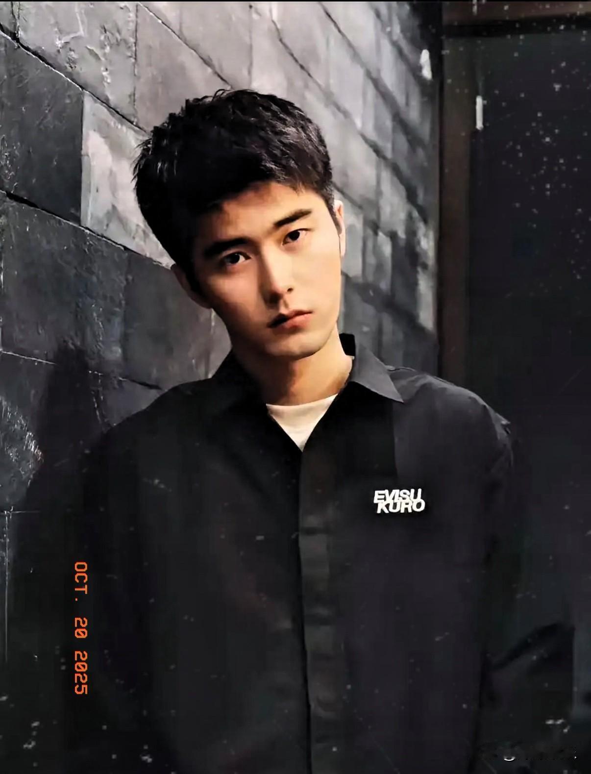 酒局上直接下死手！娱乐圈这破事太膈应人了酒局上，95后男演员刘奕畅让对方陪
