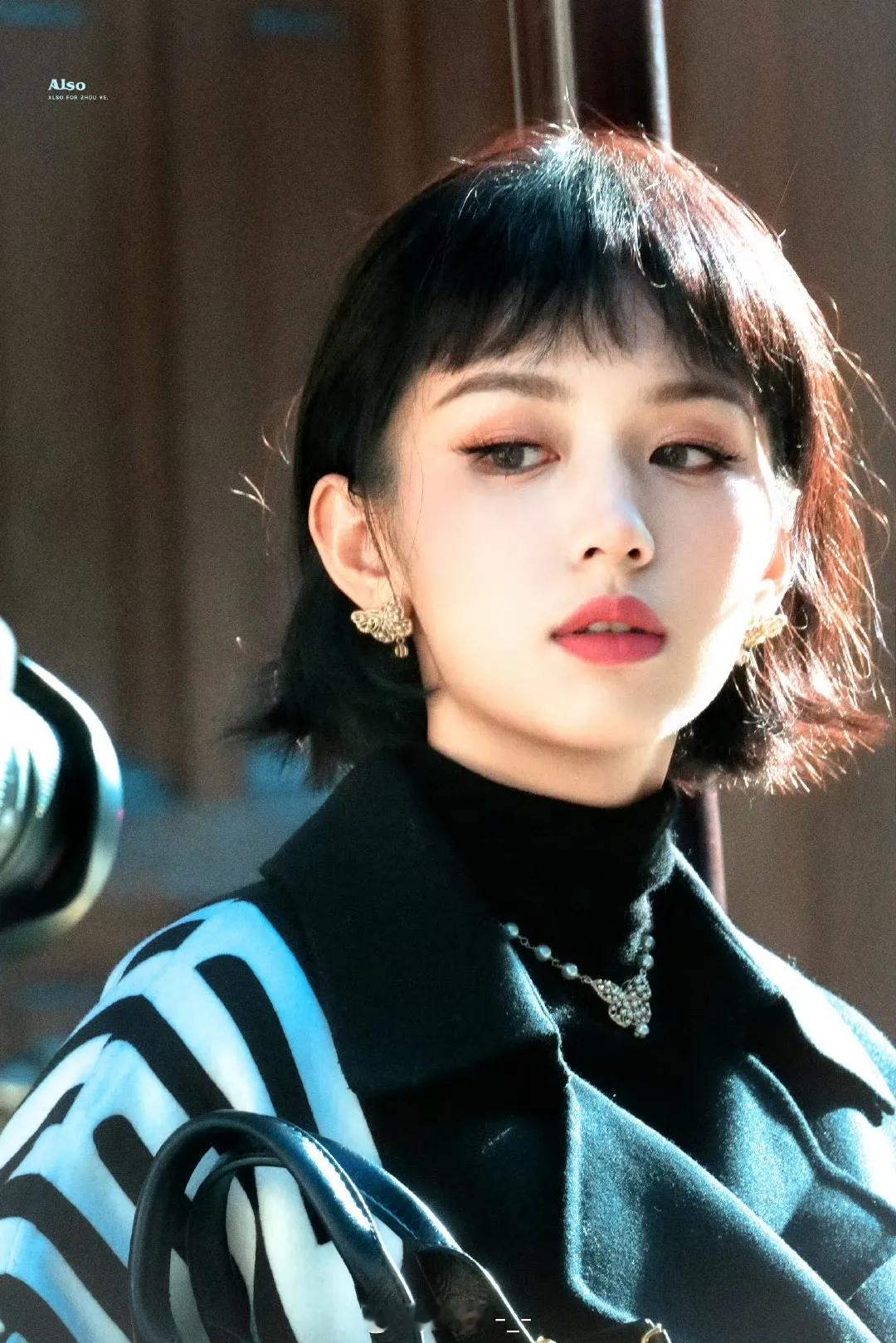 周也的巴黎出图来了，这个魔女造型好看吗？​​​