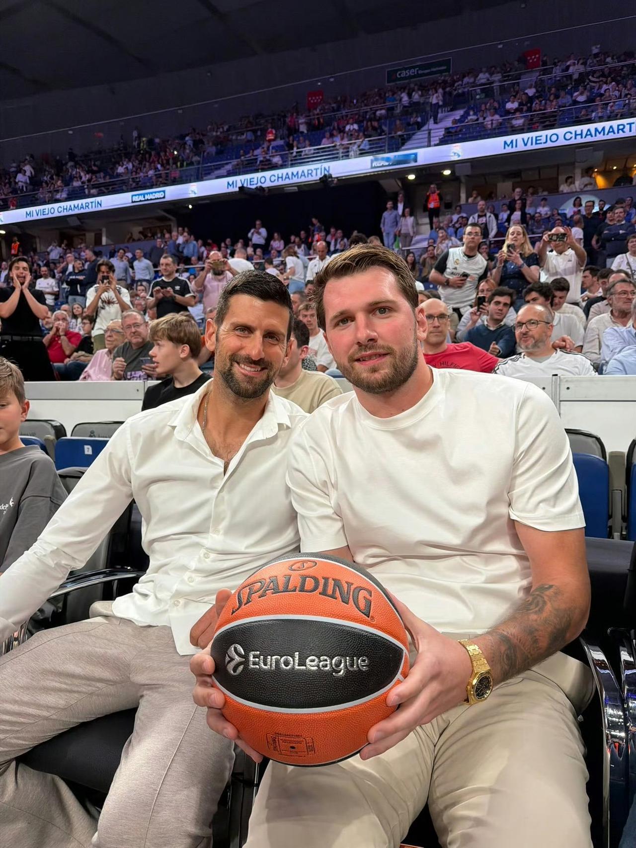 东契奇还在西班牙，雷迪克确认东、里缺席G1！他和德约正在皇马看球，看样子是不急