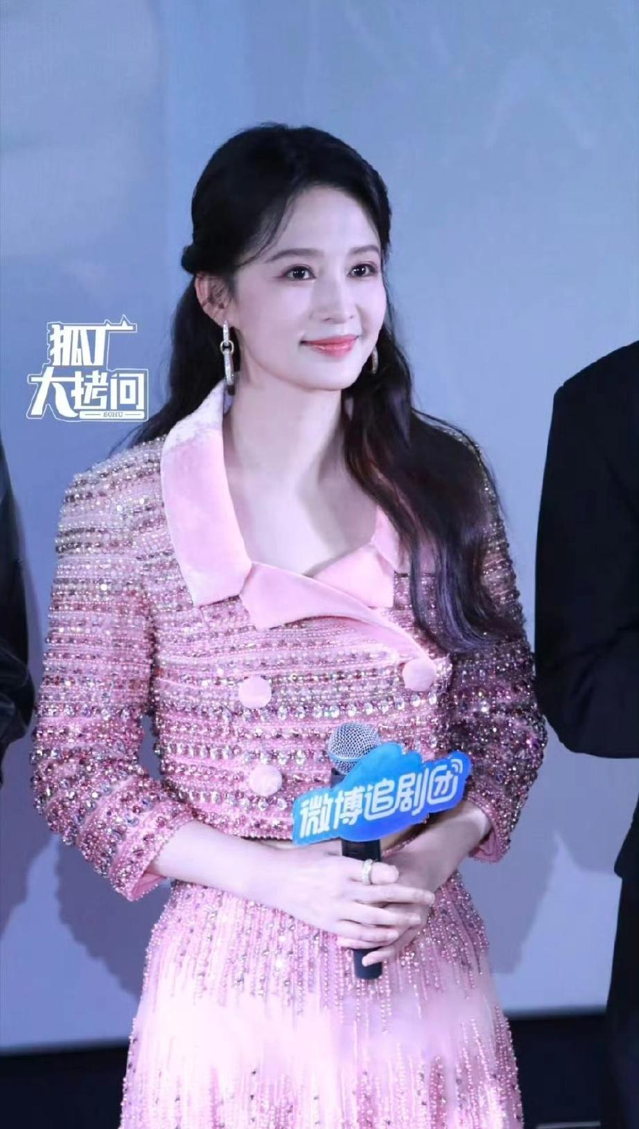 李沁还挺大方的[赞]今天参加线下活动给现场工作人员准备了很多礼物，看的出来她挺