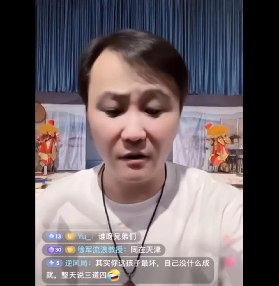 闫云达爆了大瓜。昨天直播中，闫透露了前单位某演员的重大消息。此演员是最近受力捧的
