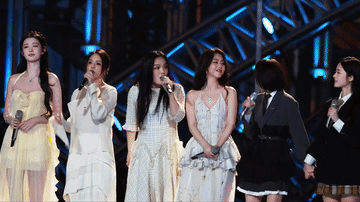 王楚然真的是明星中的明星，大合唱时，站在最边边上的她好像和其他人不在一个图层，美