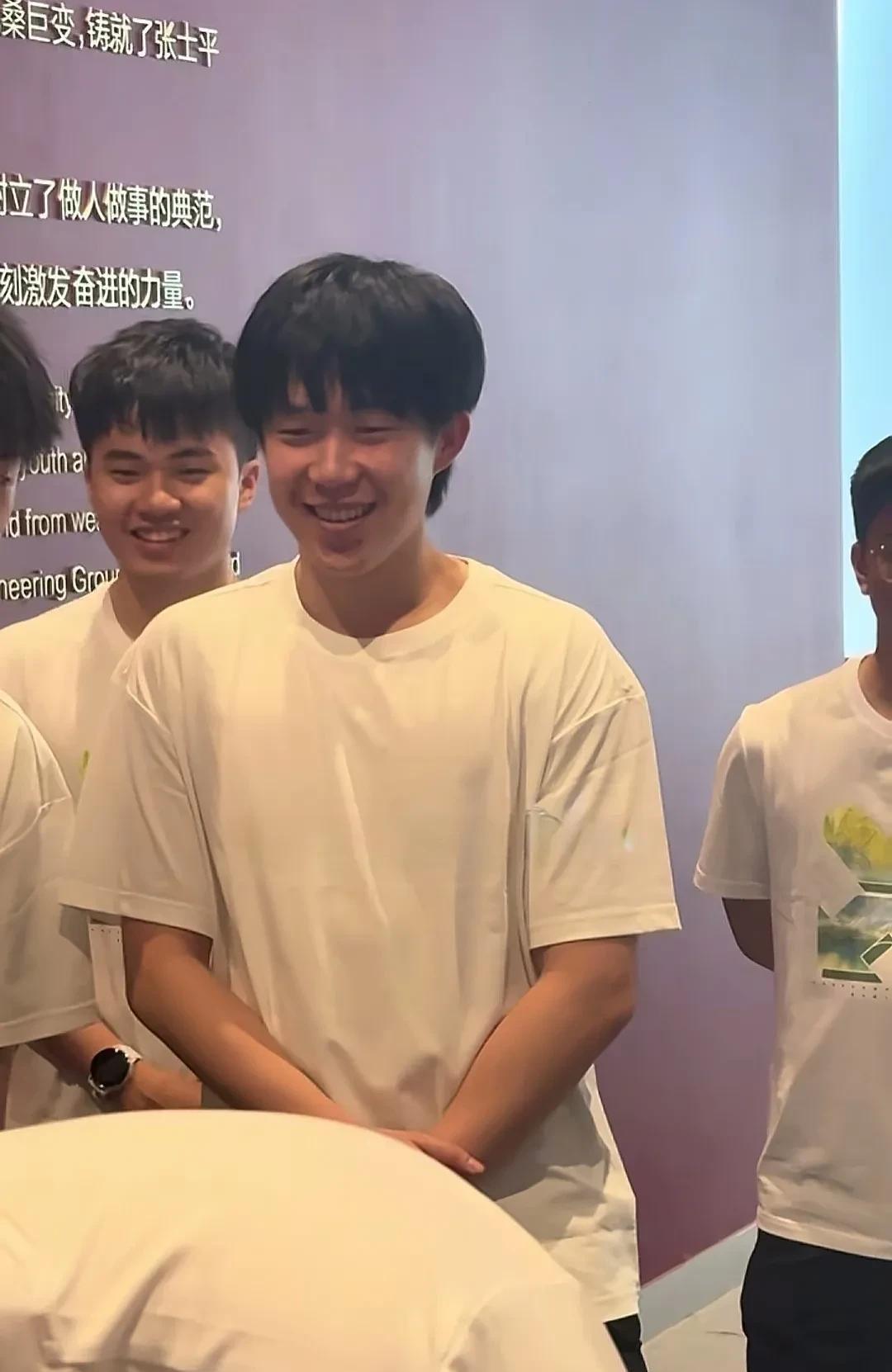 魏桥4帅，签字引出故事，大胖被“趣”笑……看看，这三位亭亭立在一旁观看大胖签字