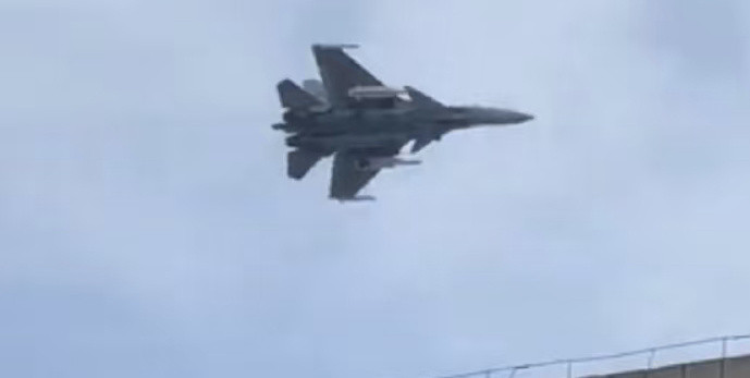 J-15＋YJ-15是什么效果？图1是歼-15挂载2枚鹰击-15反舰导弹的实拍图