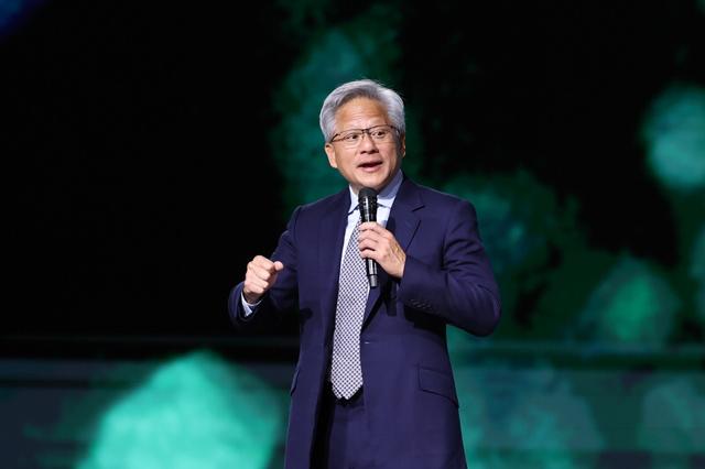 黄仁勋罕见发出警告：若DeepSeek首发华为，美国数字霸权将遭重创黄仁勋这